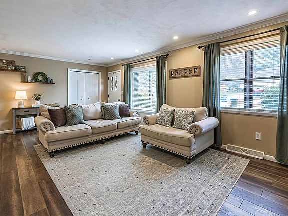 4th image of 544 W 57th St