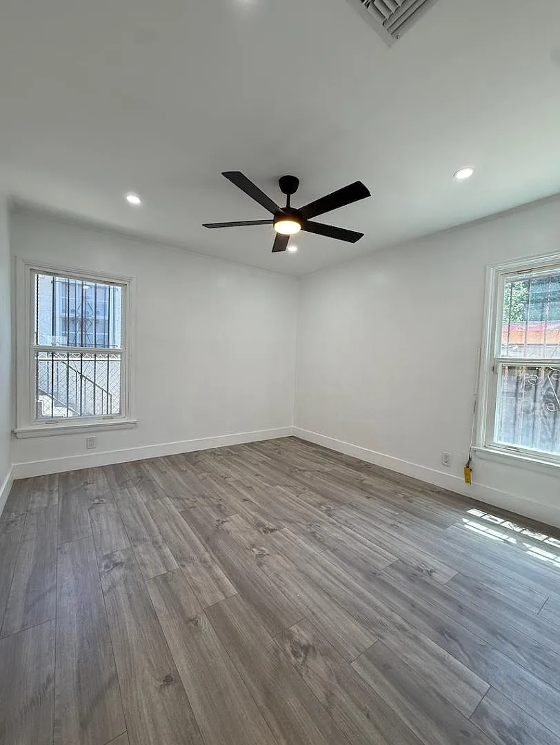 10112 S 8th Ave - 10112 3/4 — Photo 4