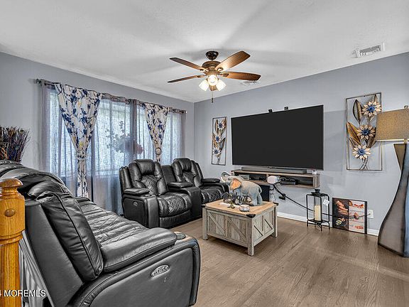 5th image of 633 Vaughn Avenue