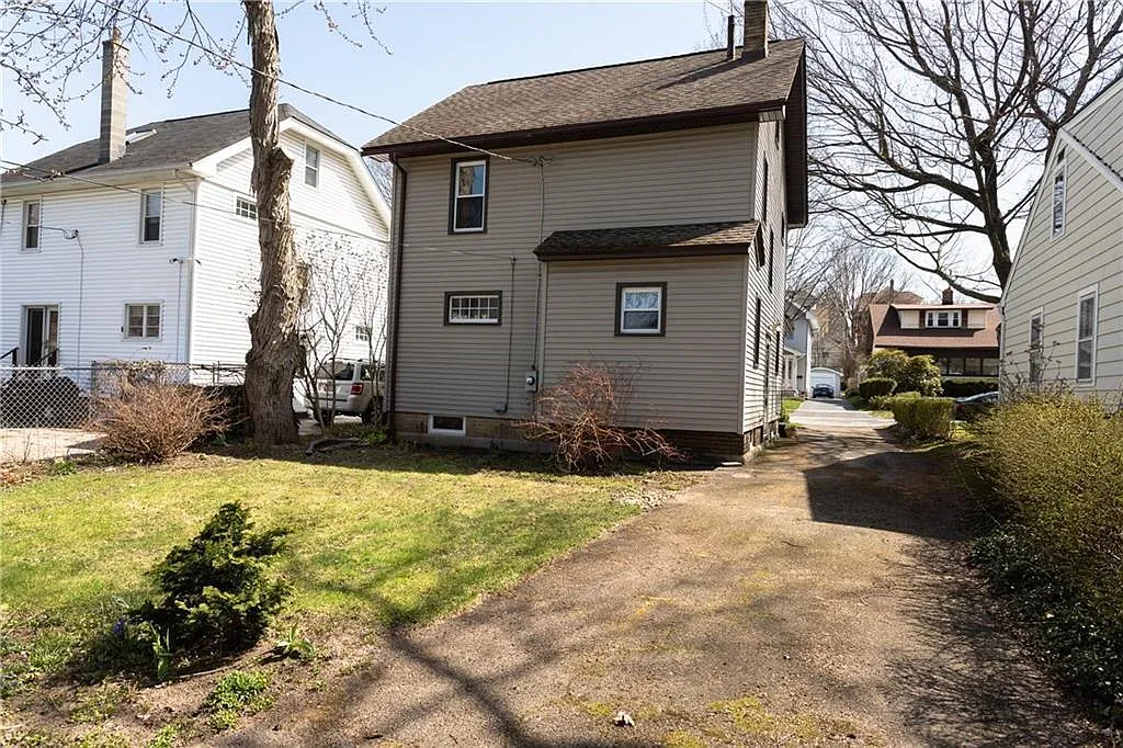 122 Holcroft Rd — Photo 2