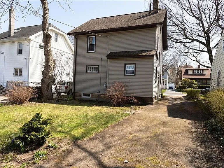 122 Holcroft Rd — Photo 2