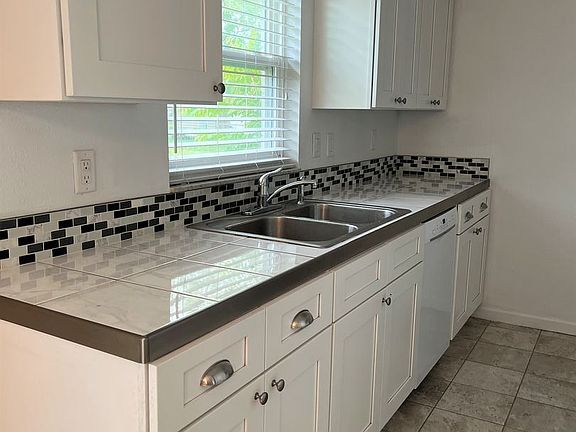 5th image of 705 N Hickory Ave