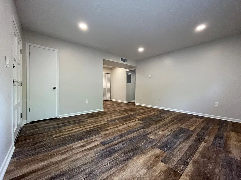 129 E Amelia St — Photo 25