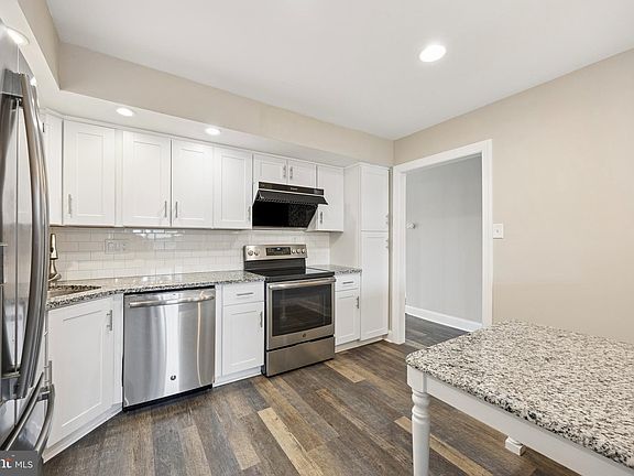 5th image of 233 Bishop Dr