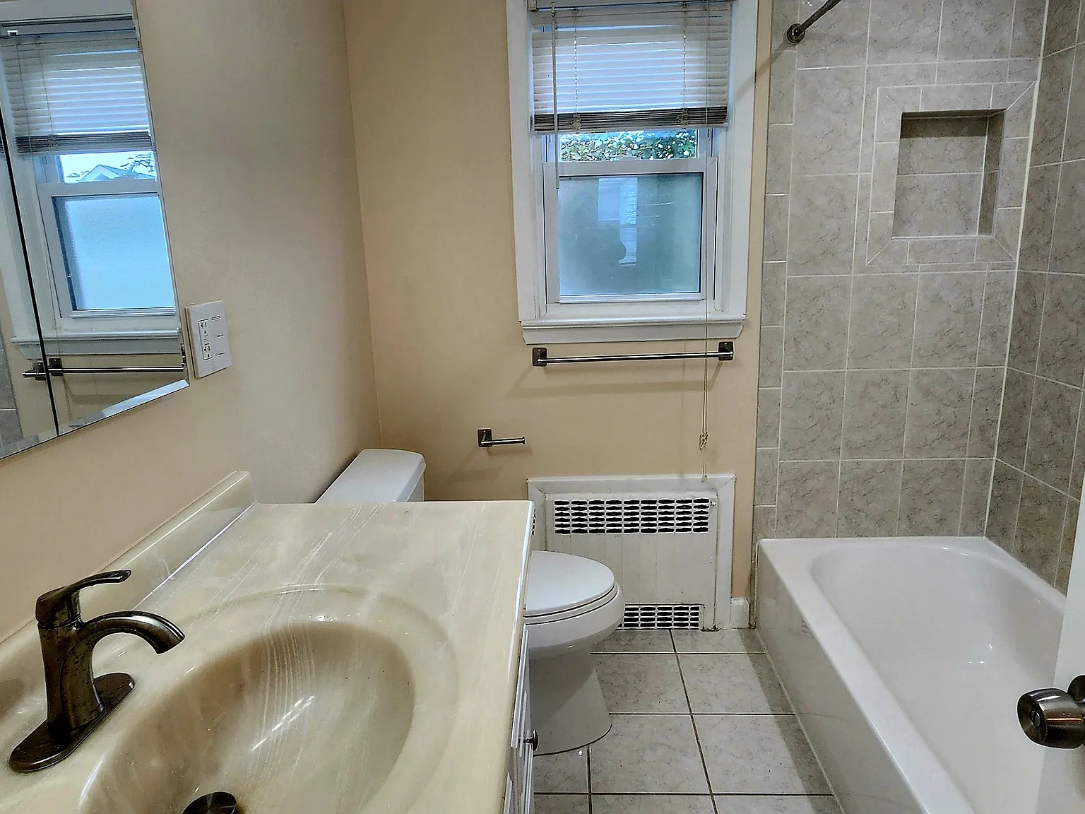 3 bed, 1.5 bath, $4,200 — Photo 4