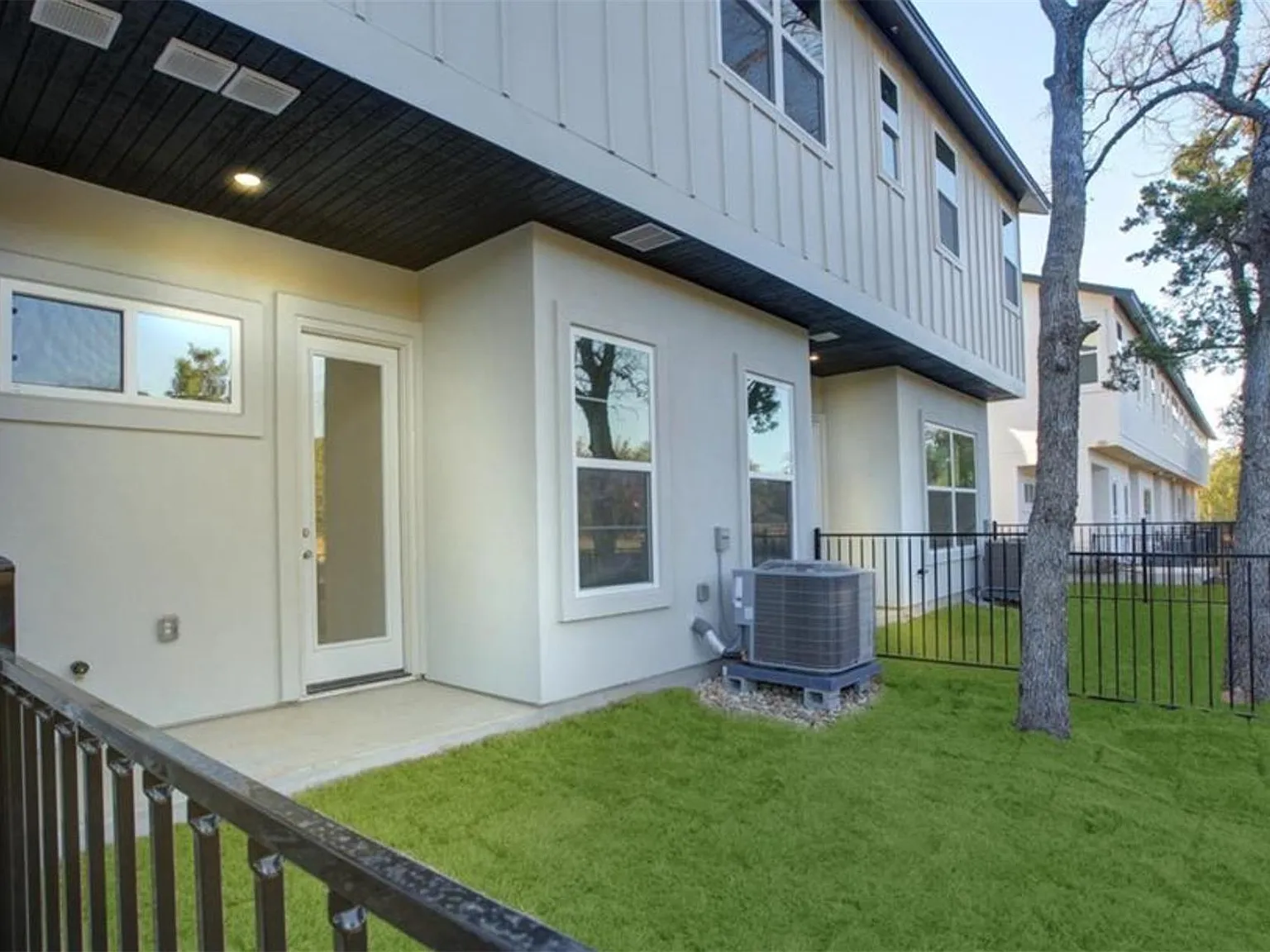 12001 Vista Parke Dr — Photo 2