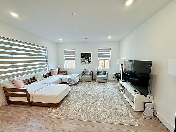 3rd image of 145 W Riverside Pl