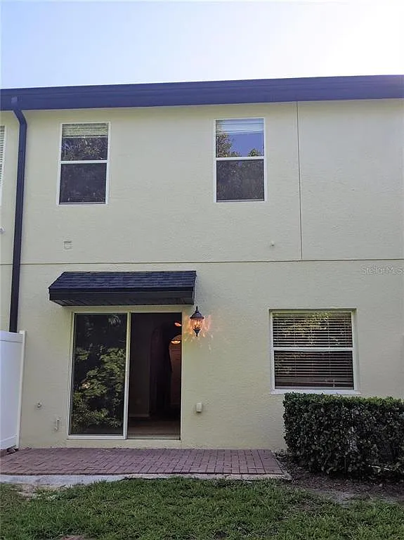 3 bed, 2.5 bath, 1390 sqft, $2,300 — Photo 2