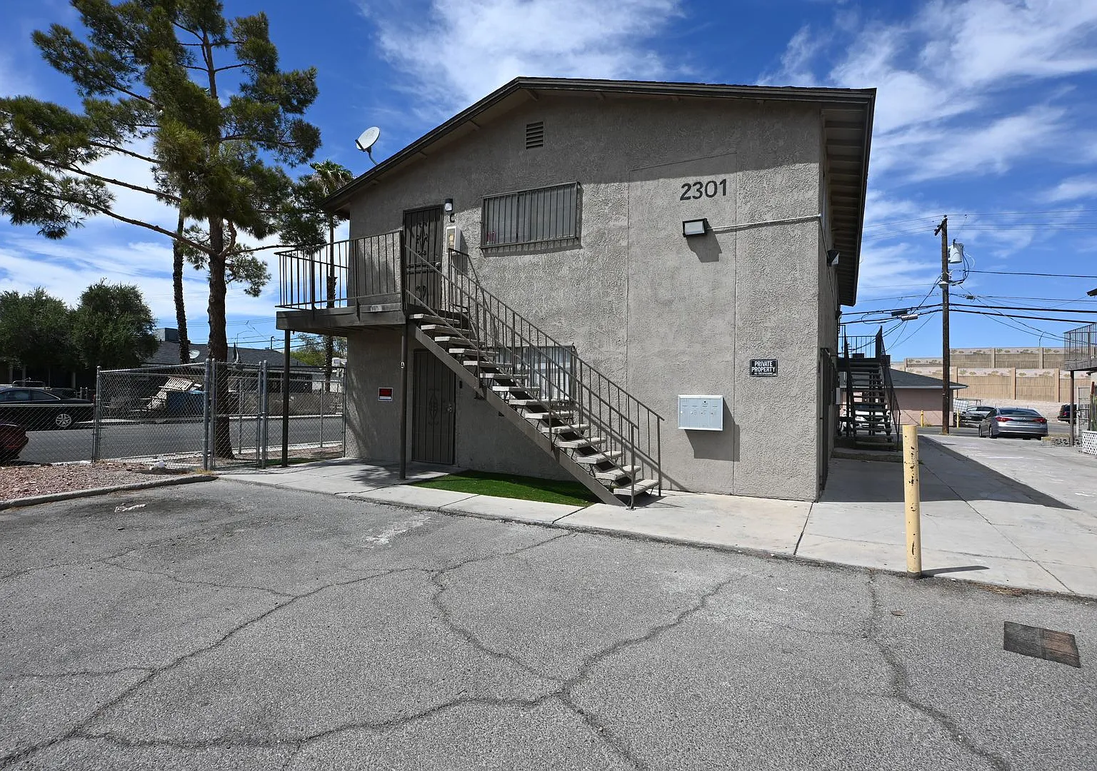 Downtown Las Vegas- Downstairs 2 Bedroom Apartment - 2301 Stewart Ave — Photo 2