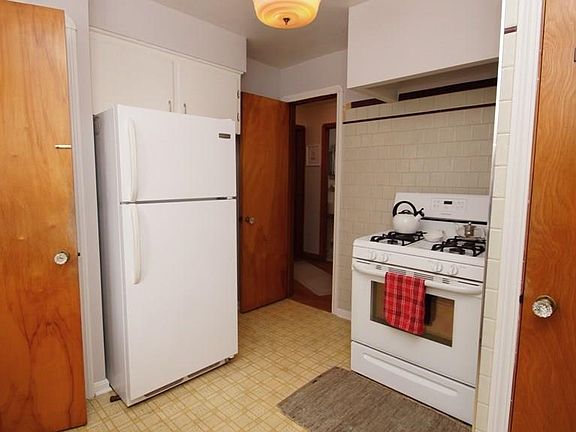 3rd image of 4388 W 143rd St