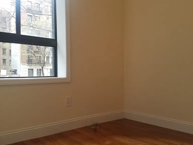 300 W 49th St #102 — Photo 2