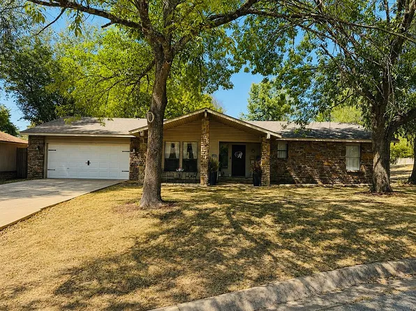 2740 E Golden Oaks Dr, Fayetteville, AR 72703