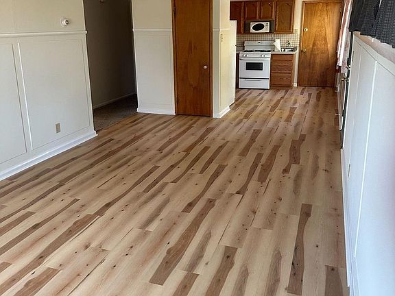 3rd image of 2030 Silverdale Dr