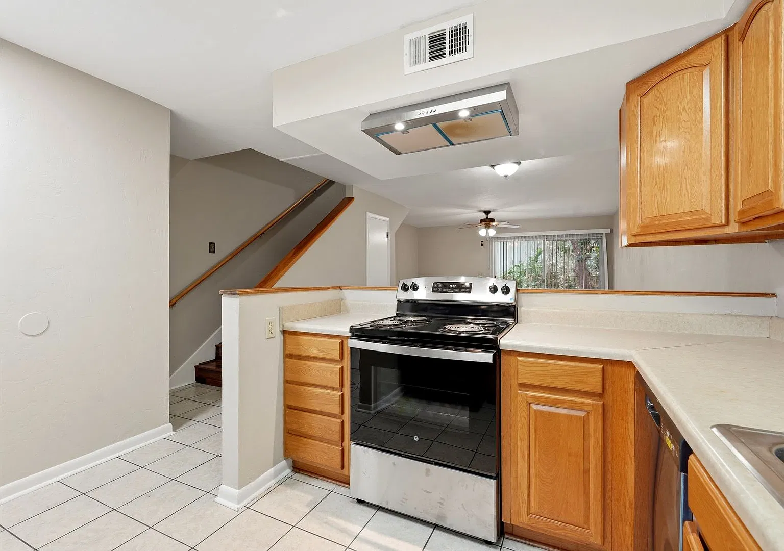 Move in special! Two weeks free with immediate move in! Convenient Townhome In SW Pickwick Park — Photo 4