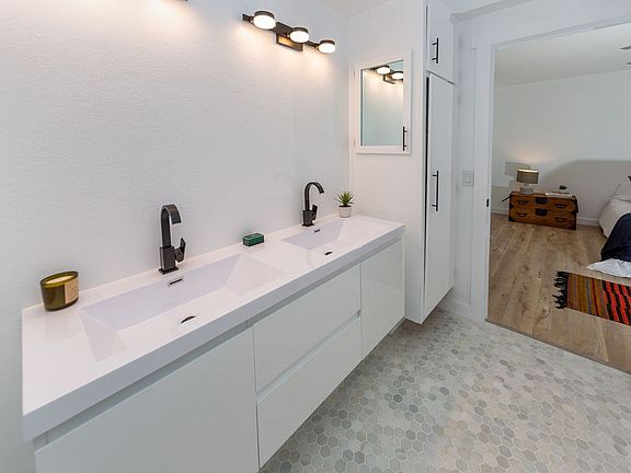 4th image of 2640 Dalton Ave #5