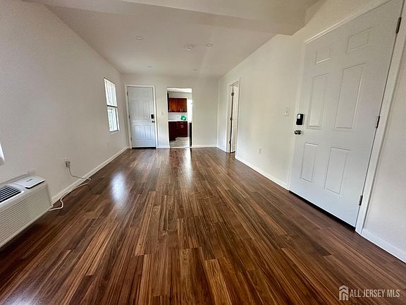 4th image of 606 William St