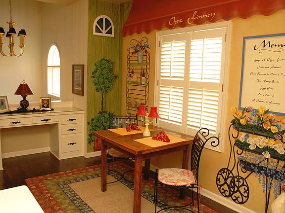 Breakfast Nook w/Trompe L'oeil Mural