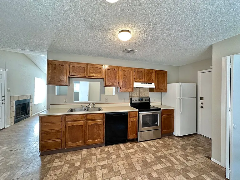 3708 Trotwood Trl — Photo 4