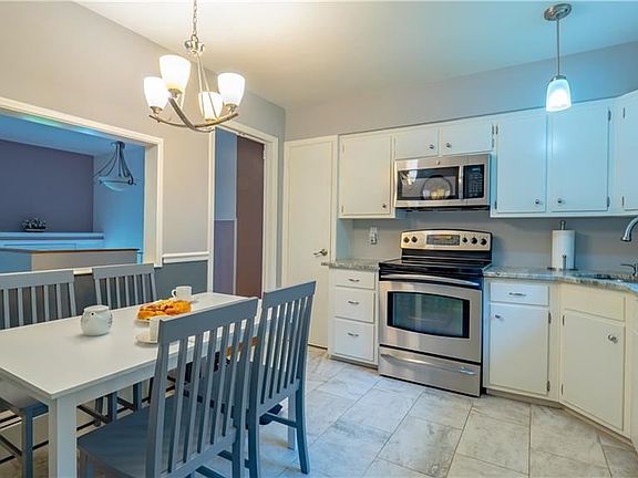 3rd image of 2633 Broadview Dr