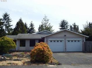 1135 Lakewood Ln, Coos Bay, OR 97420