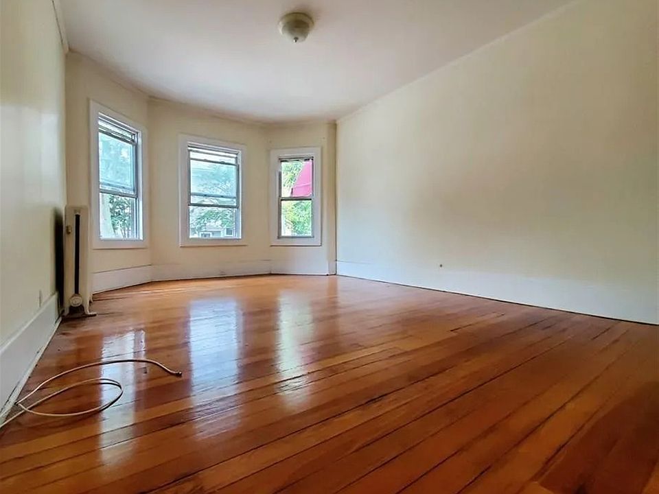 1st image of 132 Oxford St APT 1