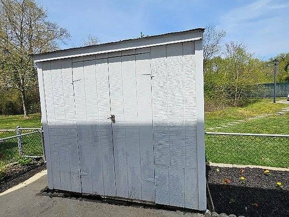 5th image of 415 Hilltop Ln