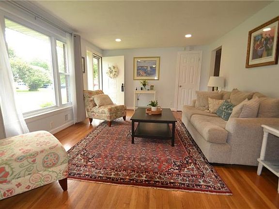 4th image of 2312 Plantation Dr