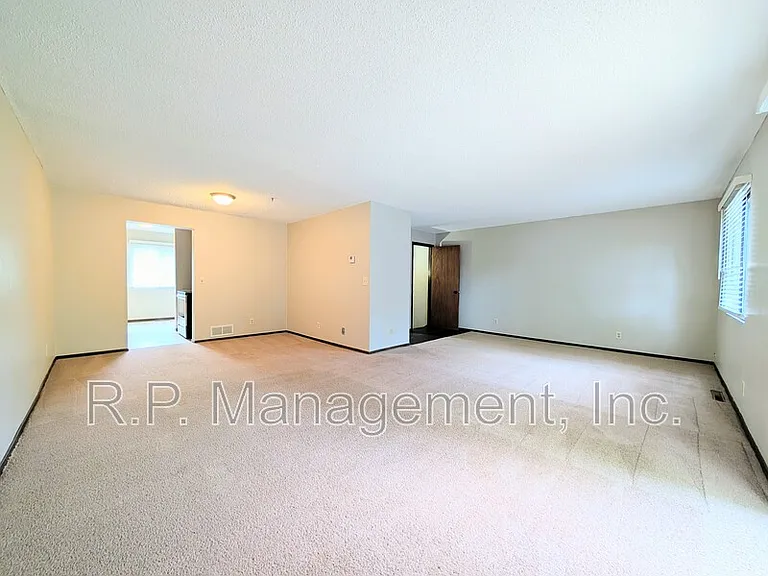 170 Wentworth Ave W #E — Photo 3