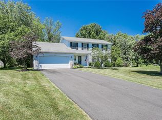 1119 Stonegate Dr, Webster, NY 14580