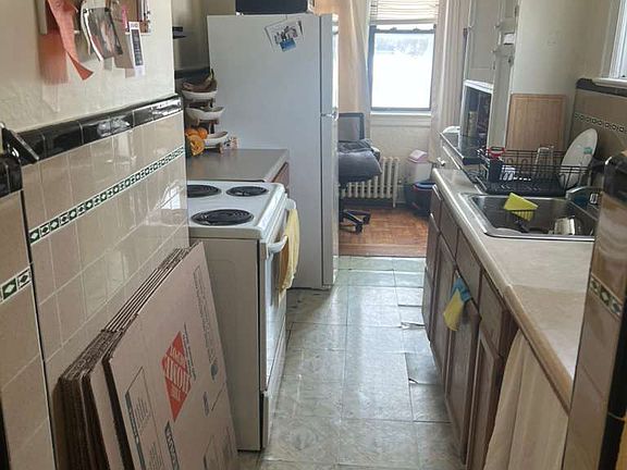 5th image of 3325 Barker Ave