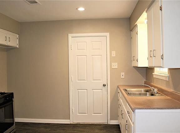 3rd image of 5724 Manhattan Dr