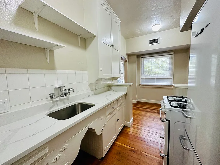 Don Martin Historic Apartments! — Photo 47