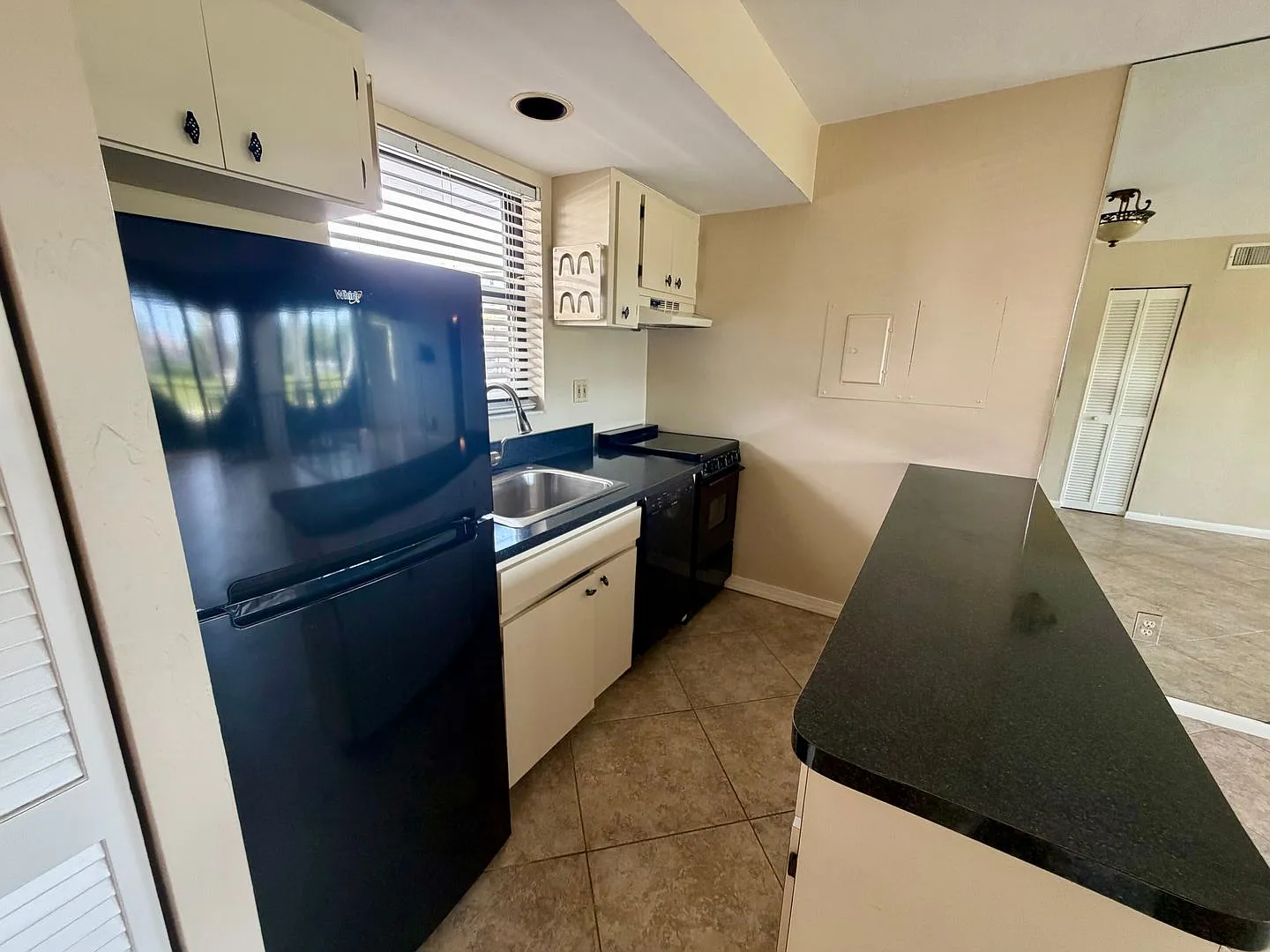 2 Bedroom-2 Bath-Unfurnished Anglers Cove Cabana With Covered Parking — Photo 4