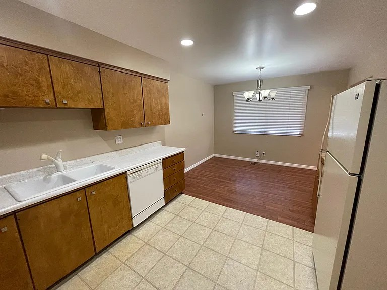 1645 E Parkway Ave — Photo 2