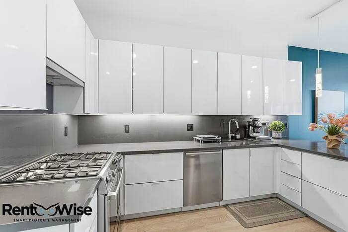 594 Hudson Ave — Photo 11