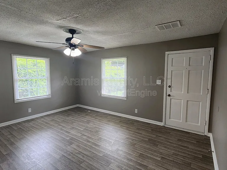 305 Banberry Dr SE — Photo 3