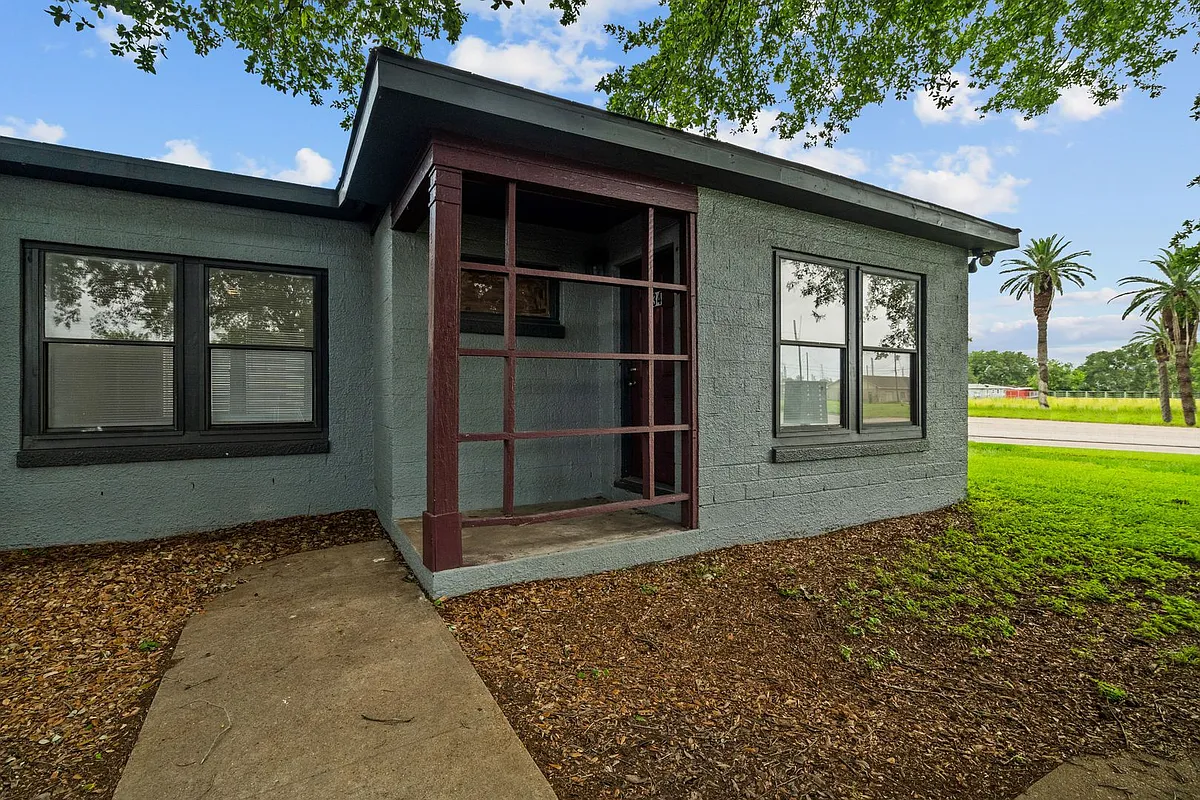 Building Photo - 814 3rd Ave N