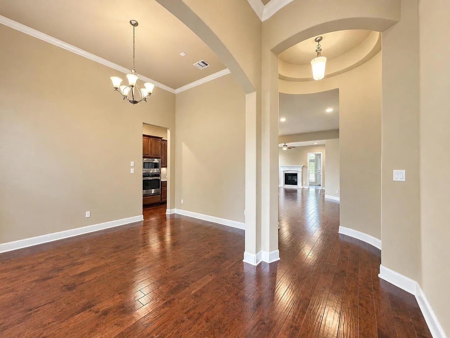 4 bed, 2.0 bath, 2331 sqft, $3,200 — Photo 4