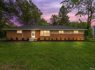 26198 Springfield Dr, Farmington Hills, MI 48334