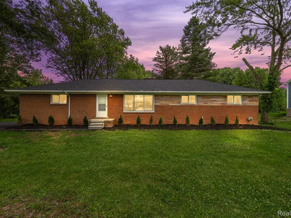 26198 Springfield Dr, Farmington Hills, MI 48334