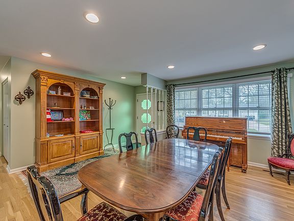 5th image of 205 E Woodworth Pl