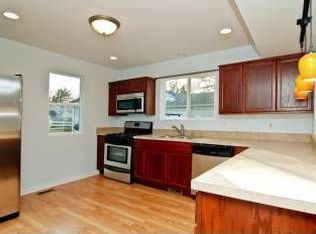 207 E Willow Dr, Round Lake Park, IL 60073