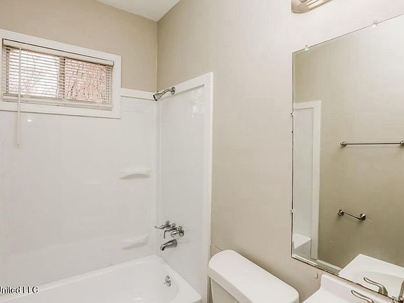5th image of 1060 Deryll St