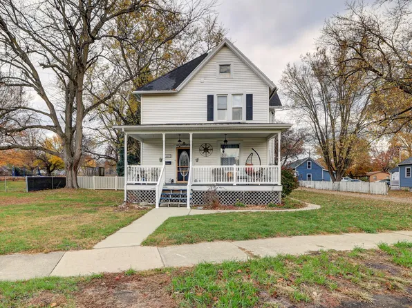 1017 E Chamberlin St, Dixon, IL 61021