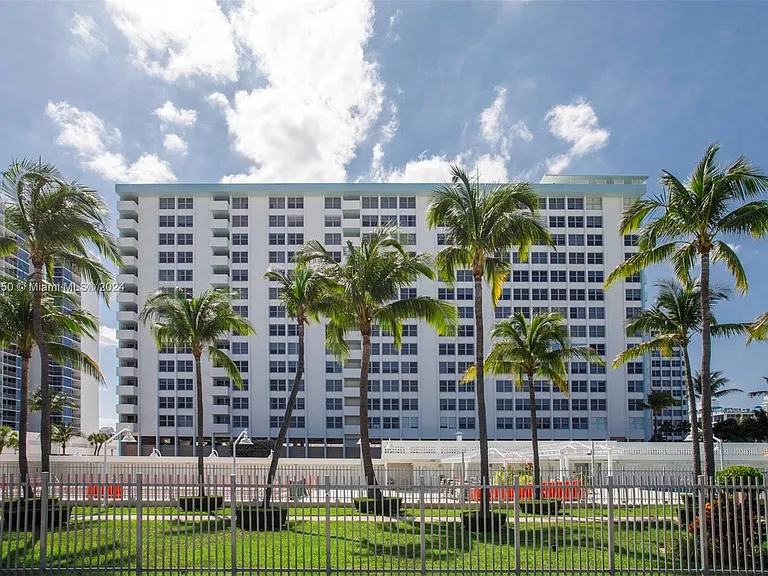2899 Collins Ave #604 — Photo 8