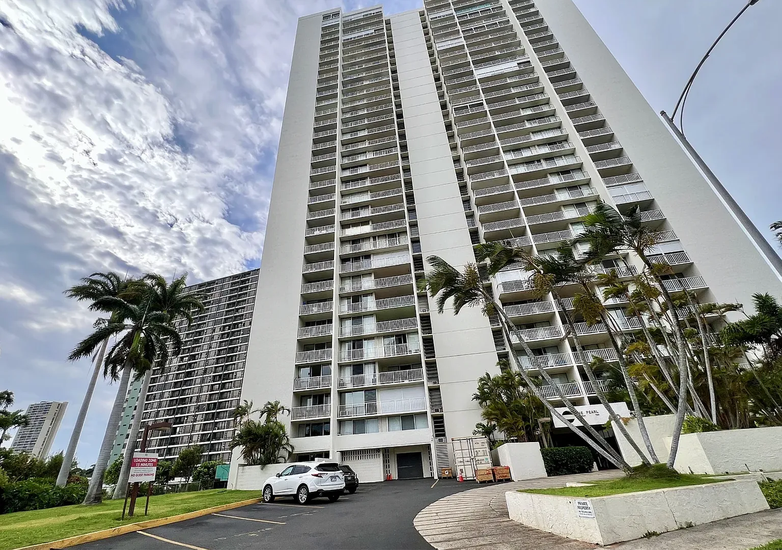 Pristine 2 bedrooms, 1 bath, former "model" corner/end unit with 2 parking stalls! — Photo 2