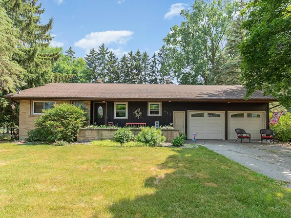 915 Falkirk Rd, Alma, MI 48801