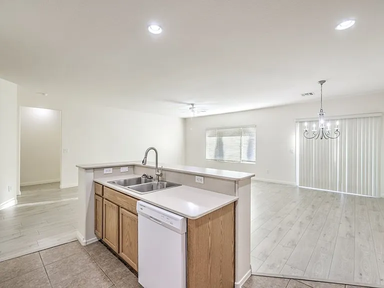 2103 Sawtooth Mountain Dr — Photo 8