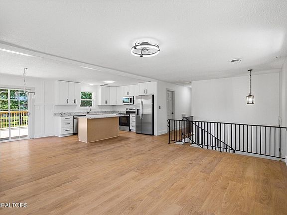 3rd image of 428 Phyllis Cir