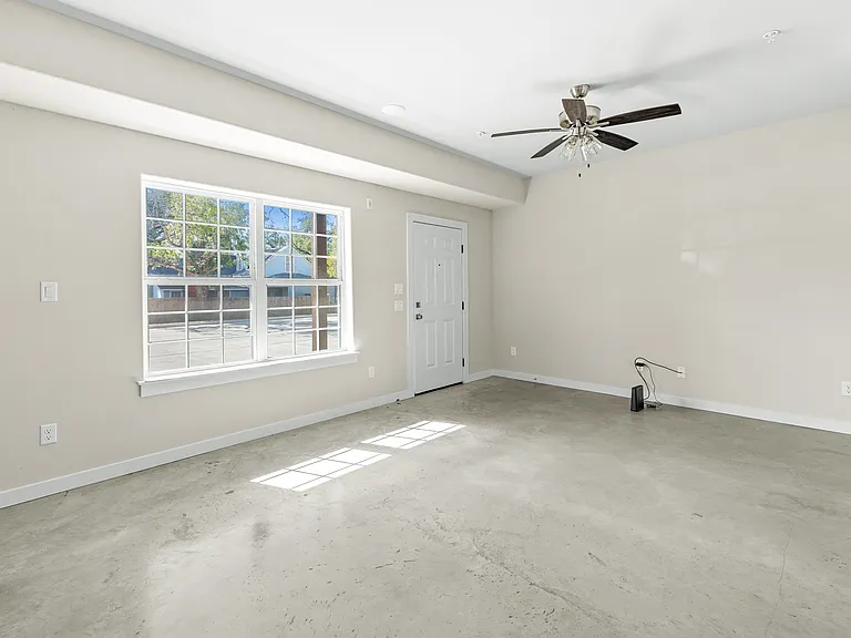 2290 W Tarleton St — Photo 3
